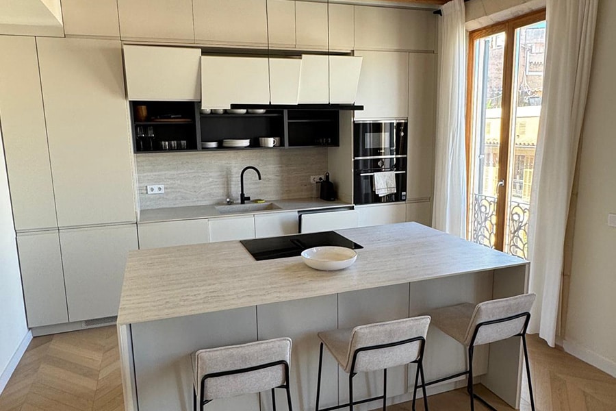 Reforma de cocina moderna en vivienda en Palma - Dinamic Urban