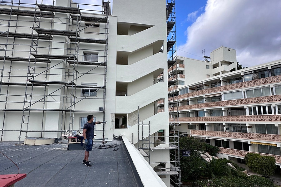 Rehabilitación de cubierta y fachada en edificio en Palma con trabajos técnicos en altura
