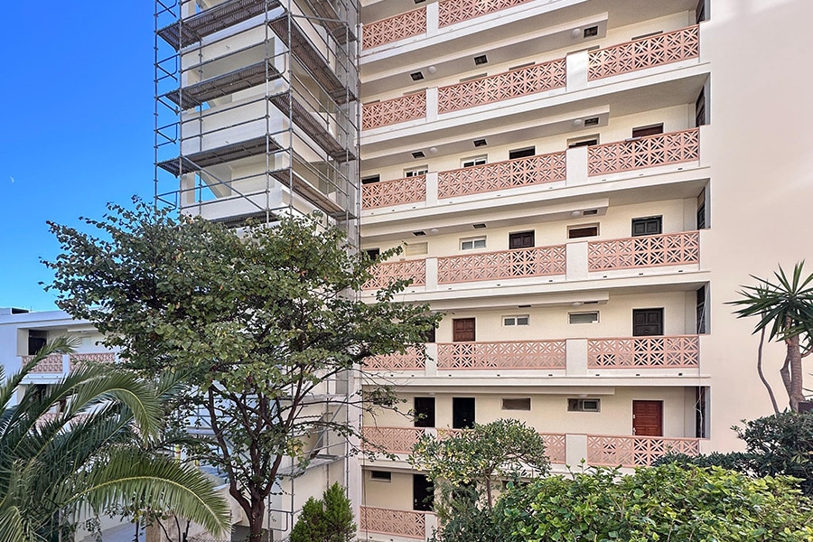 Rehabilitación de fachada en edificio en Palma con andamios y trabajos de mejora estructural