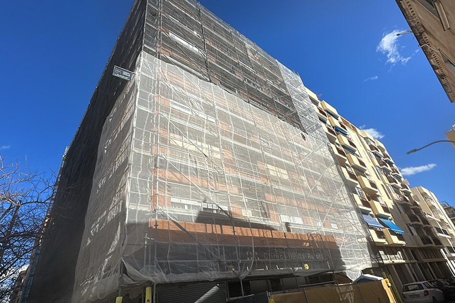 Rehabilitación de fachada con andamios en Portals Nous - Dinamic Urban