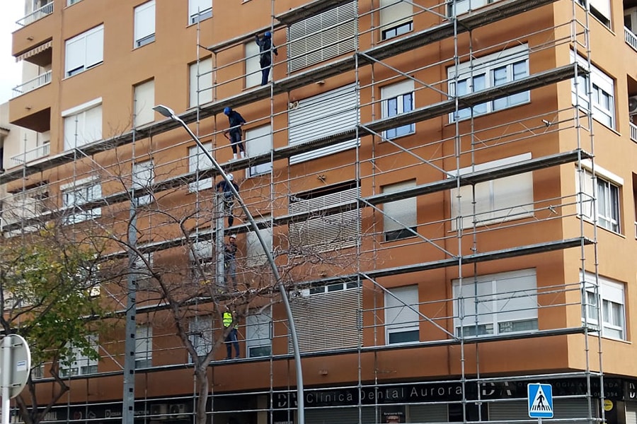 Rehabilitación de fachada en edificio en Portals Nous con andamios en entorno urbano