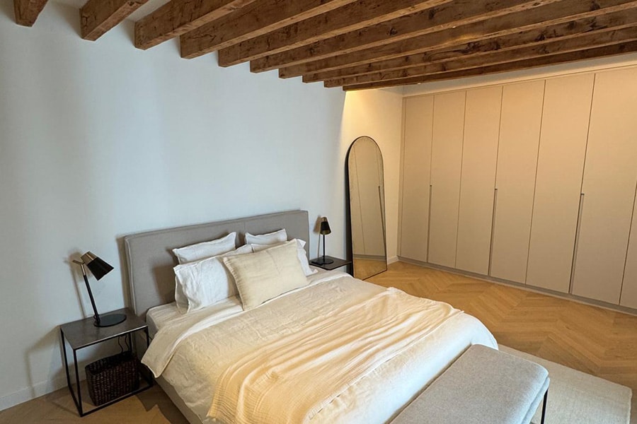 Rehabilitación de dormitorio suite con vigas de madera en Palm